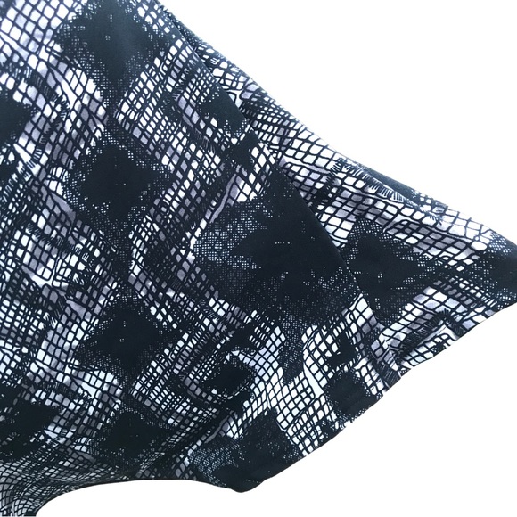 Kenneth Cole Reaction Black White Short Sleeve Slanted Hemline Blouse Sz L - Picture 4 of 10